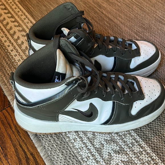 High top Nike Jordan’s - Picture 1 of 5